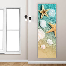 Lade das Bild in den Galerie-Viewer, Poster Seesterne und Muscheln am Strand Panorama Hoch