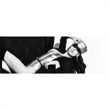 Lade das Bild in den Galerie-Viewer, Poster Sexy Frau auf Sessel Panorama