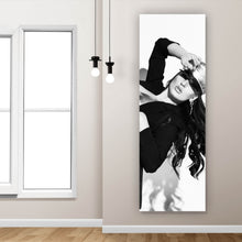 Lade das Bild in den Galerie-Viewer, Poster Sexy Frau auf Sessel Panorama Hoch