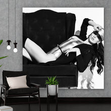 Lade das Bild in den Galerie-Viewer, Acrylglasbild Sexy Frau auf Sessel Quadrat