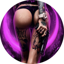 Lade das Bild in den Galerie-Viewer, Aluminiumbild gebürstet Sexy Pink Gun Girl Kreis