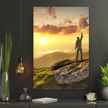 Lade das Bild in den Galerie-Viewer, Poster Sieger auf dem Berggipfel Hochformat