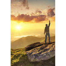 Lade das Bild in den Galerie-Viewer, Poster Sieger auf dem Berggipfel Hochformat