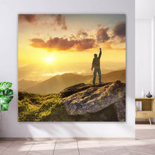 Lade das Bild in den Galerie-Viewer, Poster Sieger auf dem Berggipfel Quadrat