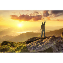 Lade das Bild in den Galerie-Viewer, Poster Sieger auf dem Berggipfel Querformat