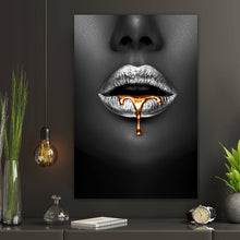 Lade das Bild in den Galerie-Viewer, Spannrahmenbild Silberfarbene Lippen Hochformat
