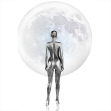 Lade das Bild in den Galerie-Viewer, Poster Silberne Frau vor Vollmond Hochformat