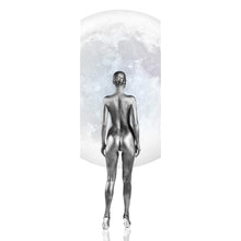 Lade das Bild in den Galerie-Viewer, Poster Silberne Frau vor Vollmond Panorama Hoch