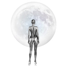 Lade das Bild in den Galerie-Viewer, Poster Silberne Frau vor Vollmond Quadrat
