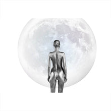 Lade das Bild in den Galerie-Viewer, Poster Silberne Frau vor Vollmond Querformat