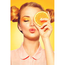 Lade das Bild in den Galerie-Viewer, Leinwandbild Sommermädchen mit einer Orange Hochformat