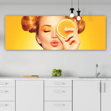 Lade das Bild in den Galerie-Viewer, Leinwandbild Sommermädchen mit einer Orange Panorama