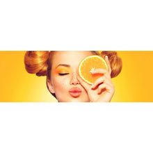 Lade das Bild in den Galerie-Viewer, Leinwandbild Sommermädchen mit einer Orange Panorama