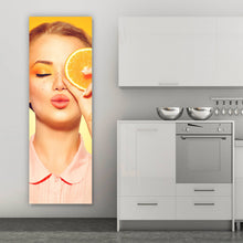 Lade das Bild in den Galerie-Viewer, Leinwandbild Sommermädchen mit einer Orange Panorama Hoch