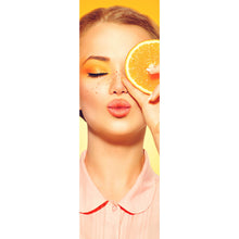 Lade das Bild in den Galerie-Viewer, Leinwandbild Sommermädchen mit einer Orange Panorama Hoch