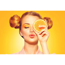 Lade das Bild in den Galerie-Viewer, Leinwandbild Sommermädchen mit einer Orange Querformat