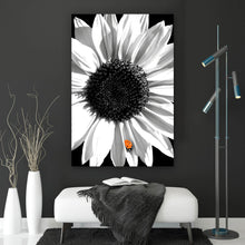 Lade das Bild in den Galerie-Viewer, Leinwandbild Sonnenblume mit Marienkäfer Hochformat
