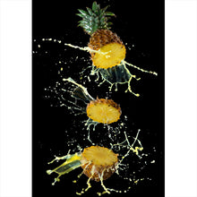 Lade das Bild in den Galerie-Viewer, Leinwandbild Spritzende Ananas Hochformat