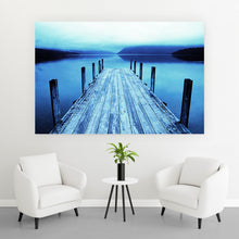 Lade das Bild in den Galerie-Viewer, Poster Steg in blauem Licht Querformat