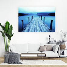 Lade das Bild in den Galerie-Viewer, Leinwandbild Steg in blauem Licht Querformat
