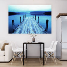 Lade das Bild in den Galerie-Viewer, Poster Steg in blauem Licht Querformat