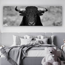 Lade das Bild in den Galerie-Viewer, Leinwandbild Stier Schwarz Weiß Panorama