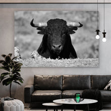 Lade das Bild in den Galerie-Viewer, Leinwandbild Stier Schwarz Weiß Querformat