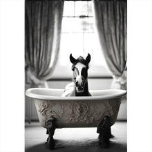 Lade das Bild in den Galerie-Viewer, Spannrahmenbild Süßes Pferd in der Wanne Hochformat