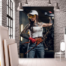 Lade das Bild in den Galerie-Viewer, Spannrahmenbild Tätowierte Mechanikerin beim Schrauben Hochformat