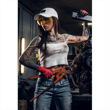 Lade das Bild in den Galerie-Viewer, Spannrahmenbild Tätowierte Mechanikerin beim Schrauben Hochformat