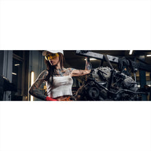 Lade das Bild in den Galerie-Viewer, Poster Tätowierte Mechanikerin beim Schrauben Panorama