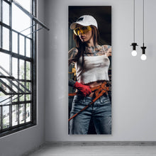 Lade das Bild in den Galerie-Viewer, Poster Tätowierte Mechanikerin beim Schrauben Panorama Hoch