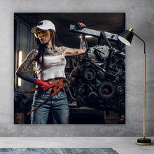 Lade das Bild in den Galerie-Viewer, Spannrahmenbild Tätowierte Mechanikerin beim Schrauben Quadrat