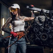 Lade das Bild in den Galerie-Viewer, Poster Tätowierte Mechanikerin beim Schrauben Quadrat
