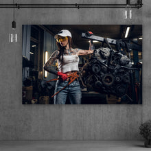 Lade das Bild in den Galerie-Viewer, Poster Tätowierte Mechanikerin beim Schrauben Querformat