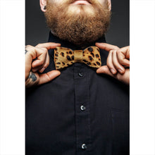 Lade das Bild in den Galerie-Viewer, Poster Tätowierter Mann mit Fliege Hochformat