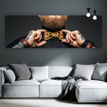 Lade das Bild in den Galerie-Viewer, Aluminiumbild gebürstet Tätowierter Mann mit Fliege Panorama