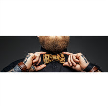 Lade das Bild in den Galerie-Viewer, Poster Tätowierter Mann mit Fliege Panorama