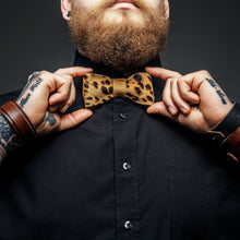 Lade das Bild in den Galerie-Viewer, Poster Tätowierter Mann mit Fliege Quadrat