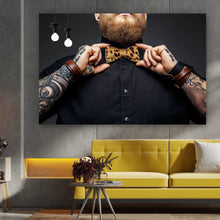 Lade das Bild in den Galerie-Viewer, Poster Tätowierter Mann mit Fliege Querformat