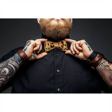 Lade das Bild in den Galerie-Viewer, Aluminiumbild gebürstet Tätowierter Mann mit Fliege Querformat