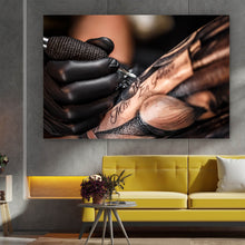 Lade das Bild in den Galerie-Viewer, Acrylglasbild Tattoo stechen Nahaufnahme Querformat