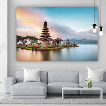 Lade das Bild in den Galerie-Viewer, Leinwandbild Tempel in Indonesien Querformat