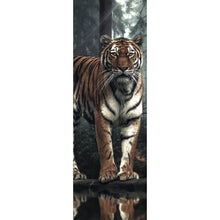 Lade das Bild in den Galerie-Viewer, Leinwandbild Tiger der aus dem Wald tritt Panorama Hoch