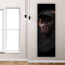 Lade das Bild in den Galerie-Viewer, Aluminiumbild gebürstet Affe mit orangenen Kopfhörern Panorama Hoch