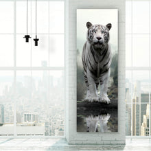 Lade das Bild in den Galerie-Viewer, Spannrahmenbild Weisser Tiger am Waldrand Panorama Hoch