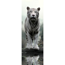 Lade das Bild in den Galerie-Viewer, Leinwandbild Weisser Tiger am Waldrand Panorama Hoch