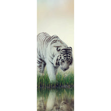 Lade das Bild in den Galerie-Viewer, Poster Weißer Tiger an einem Fluss Panorama Hoch
