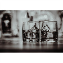 Lade das Bild in den Galerie-Viewer, Aluminiumbild Whiskeygläser Schwarz Weiß Querformat