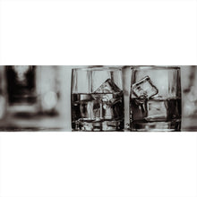 Lade das Bild in den Galerie-Viewer, Aluminiumbild Whiskeygläser Schwarz Weiß Panorama